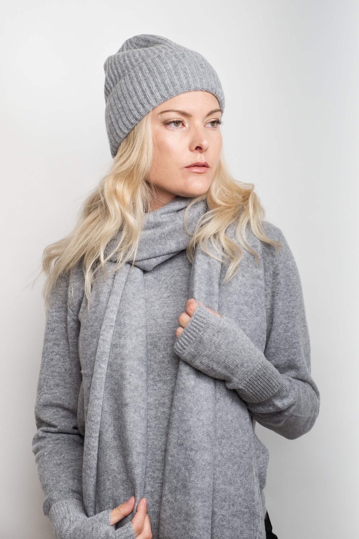 Classic Ribbed Cashmere Crewneck Sweater - Beige